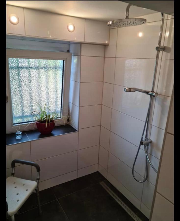 Nana-Eg-80M2 Sanierter Altbau-Parkplatz-Kleiner Garten-Wlan-Netflix-2Zimmer-Kueche-Dusche-Wanne-Waschmaschine Oberhausen  Dış mekan fotoğraf